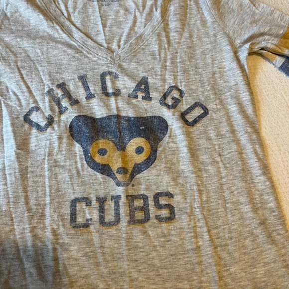Chicago Cubs Women's Fitted V-Neck Tee - Picture 4 of 4